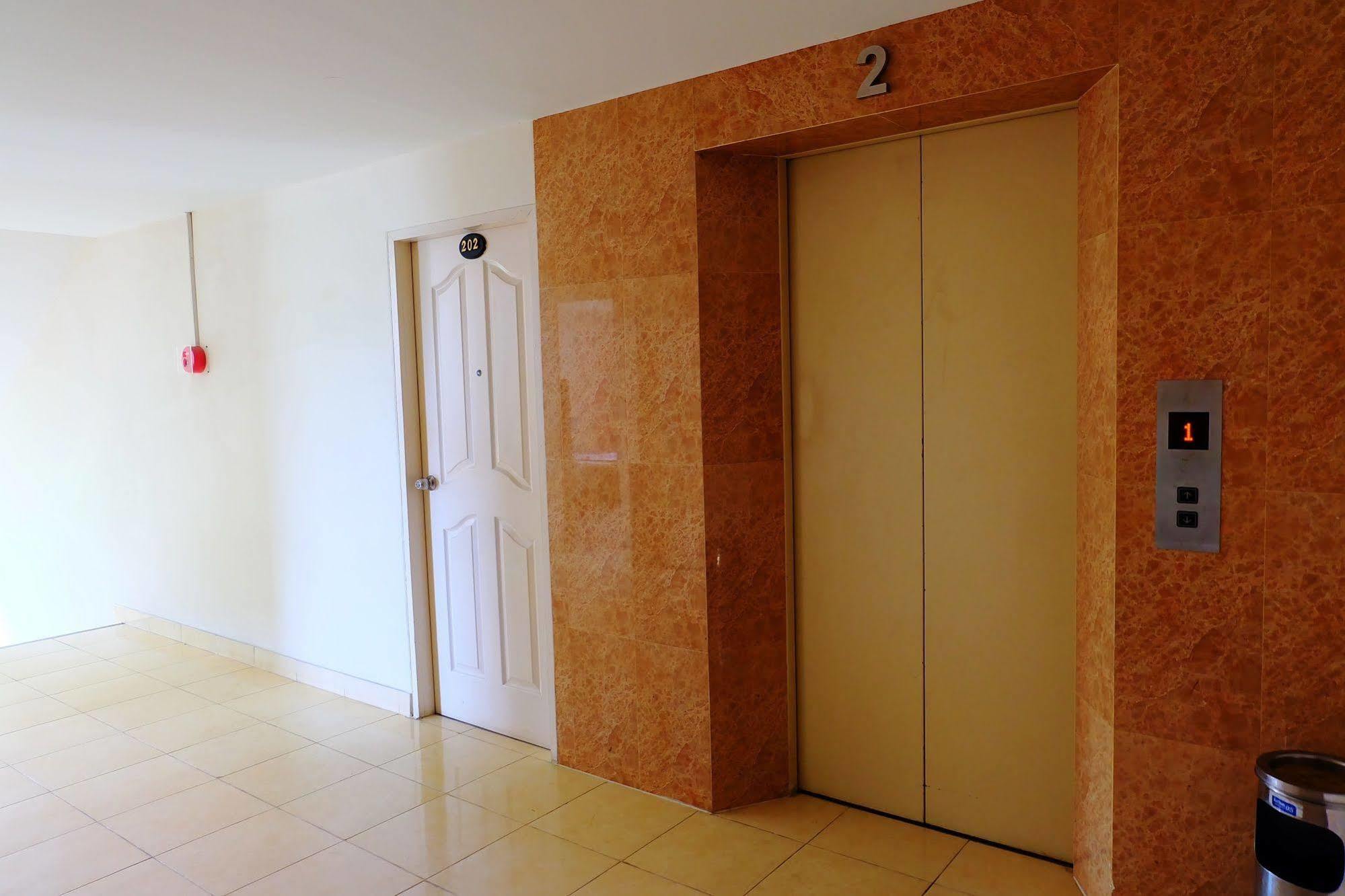 Hotel Larrivee à Bang Bo Extérieur photo