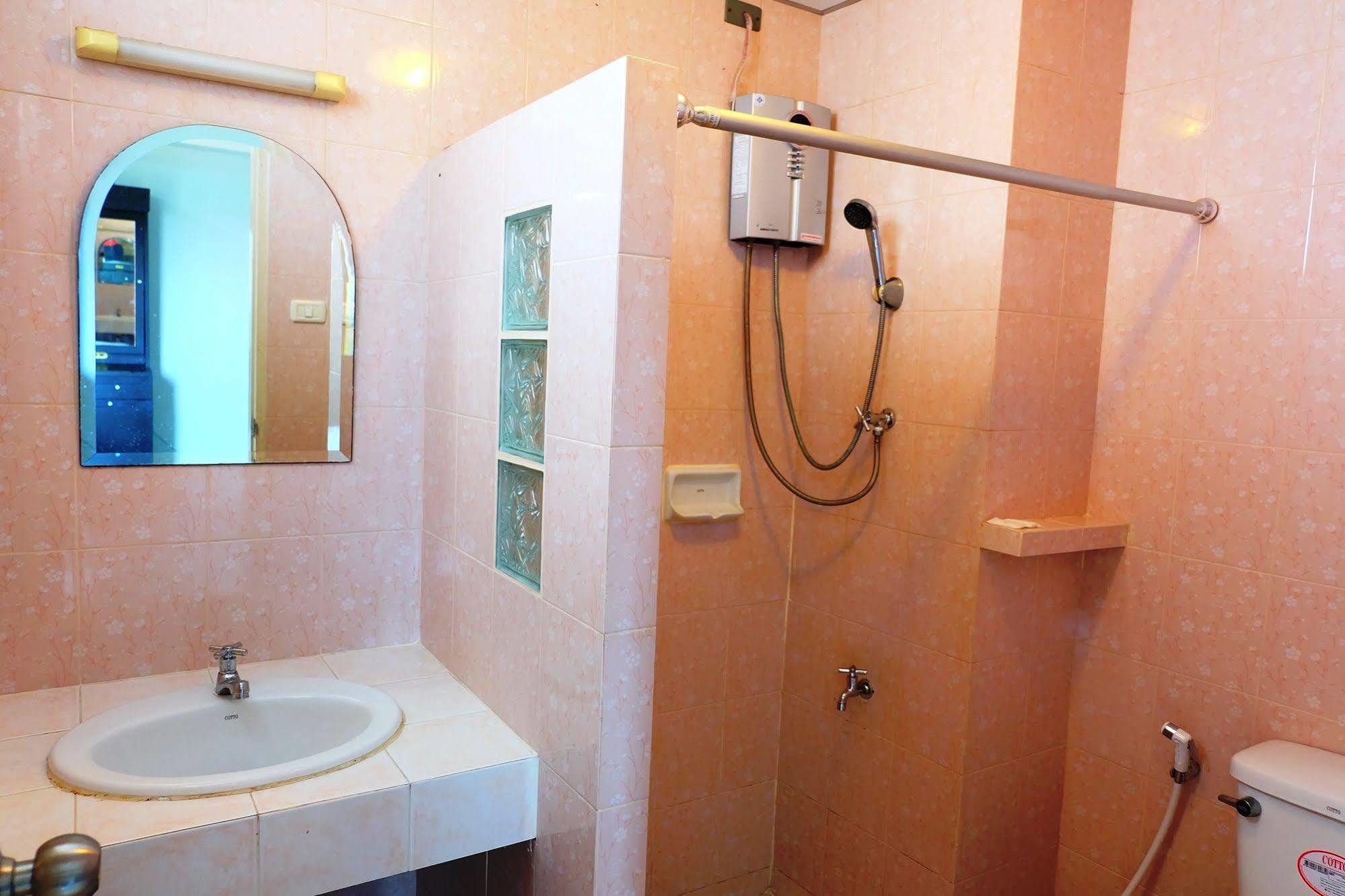 Hotel Larrivee à Bang Bo Extérieur photo