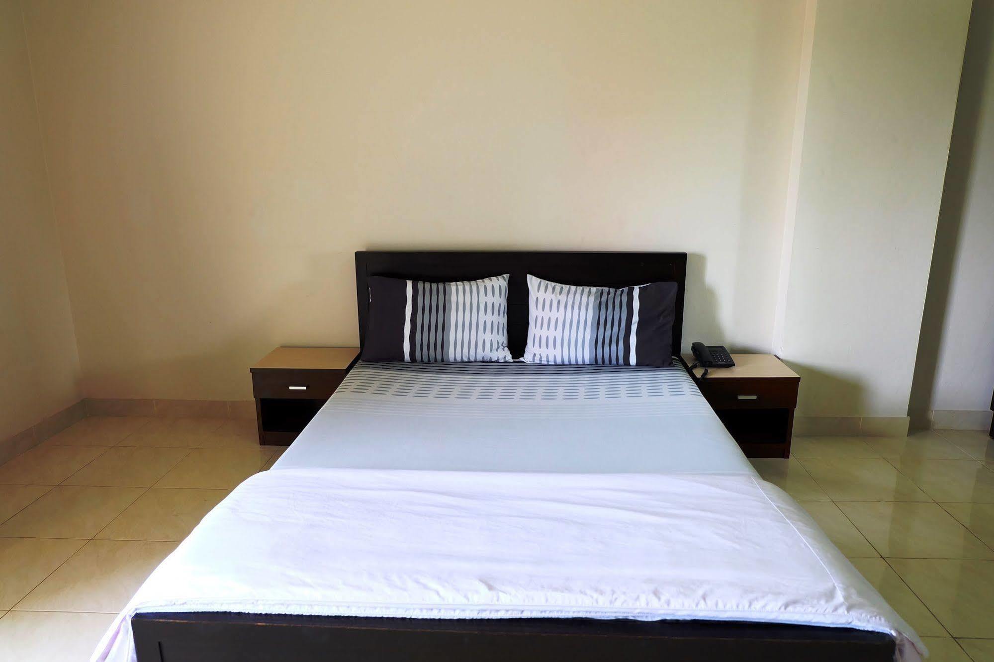 Hotel Larrivee à Bang Bo Extérieur photo