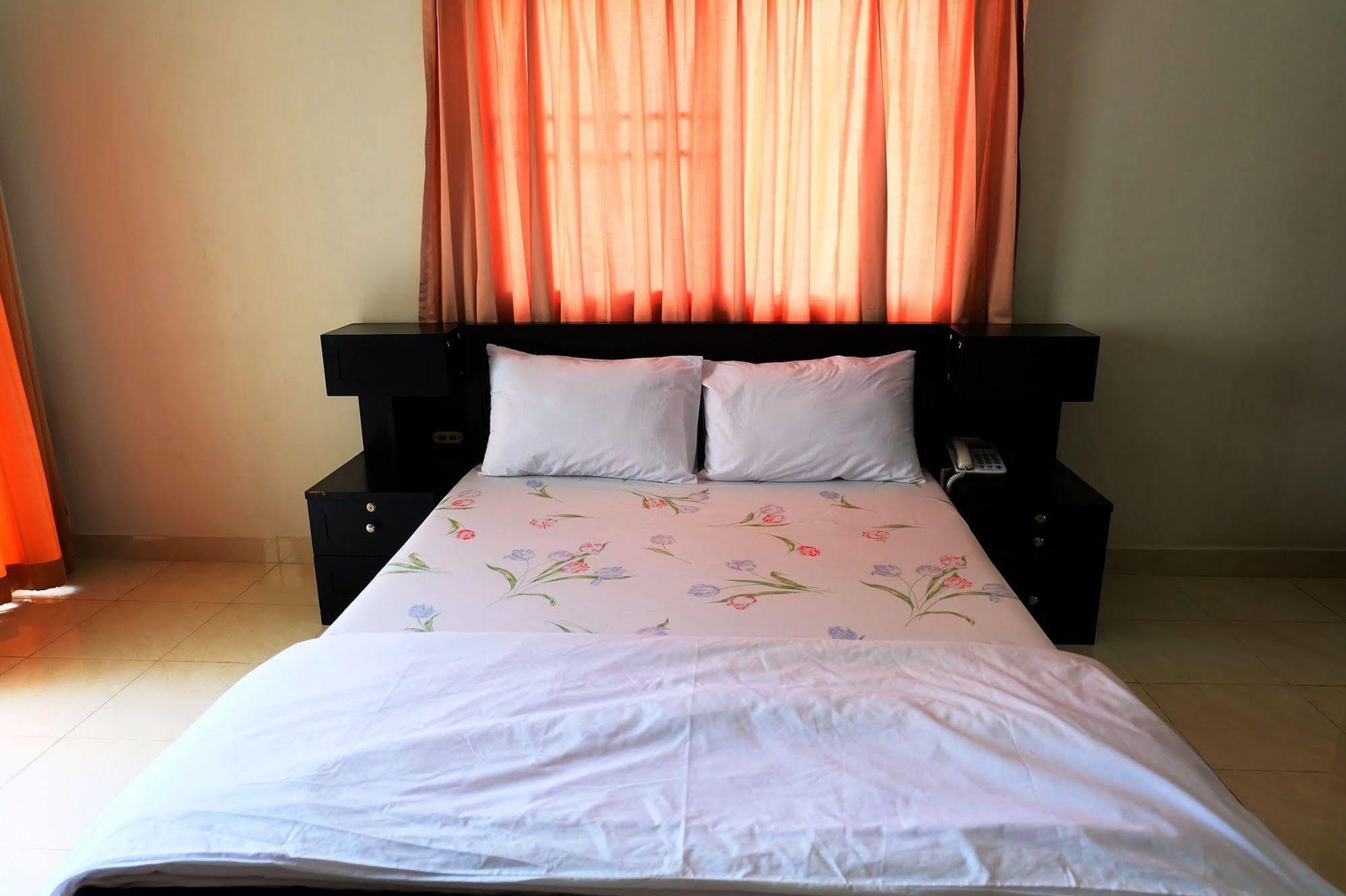 Hotel Larrivee à Bang Bo Extérieur photo